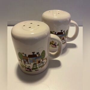 Charming Cream Salt and Pepper Shaker Set (large)